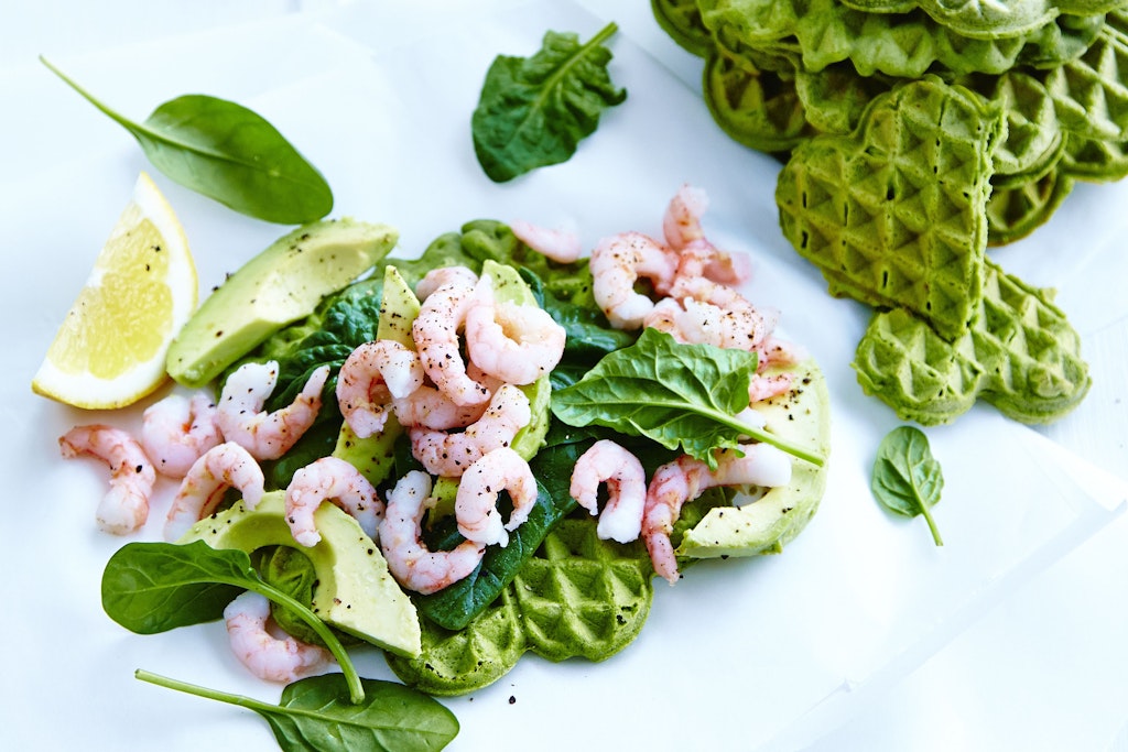 Lækre spinatvafler med rejer og avocado Vafler af spinat med rejer og avocado